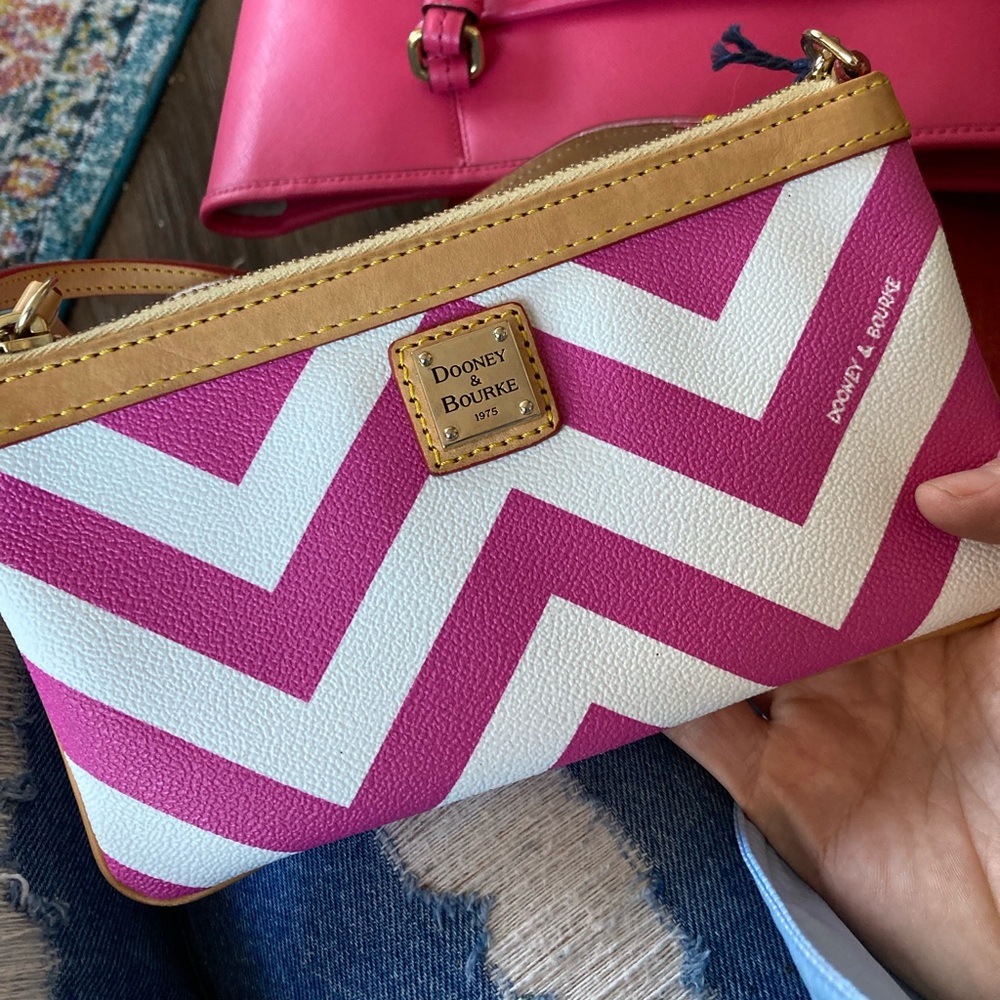 DOONEY & BURKE wristlet
